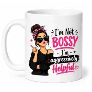 Witte keramische koffiemok van 300 ml met de tekst "I'm Not Bossy, I'm Aggressively Helpful" en een illustratie van een stijlvolle vrouw met zonnebril die wijst.